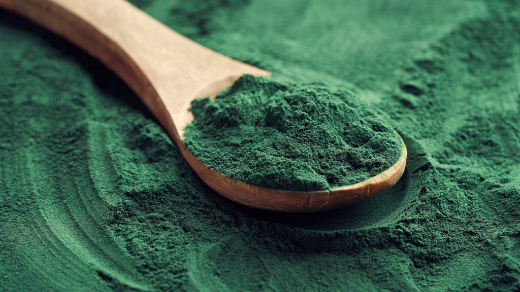 Verjetno ste že slišali za superživilo spirulino. Lahko jo uporabljate vsak dan, toda kaj je spirulina v resnici in kaj naredi vašemu telesu?